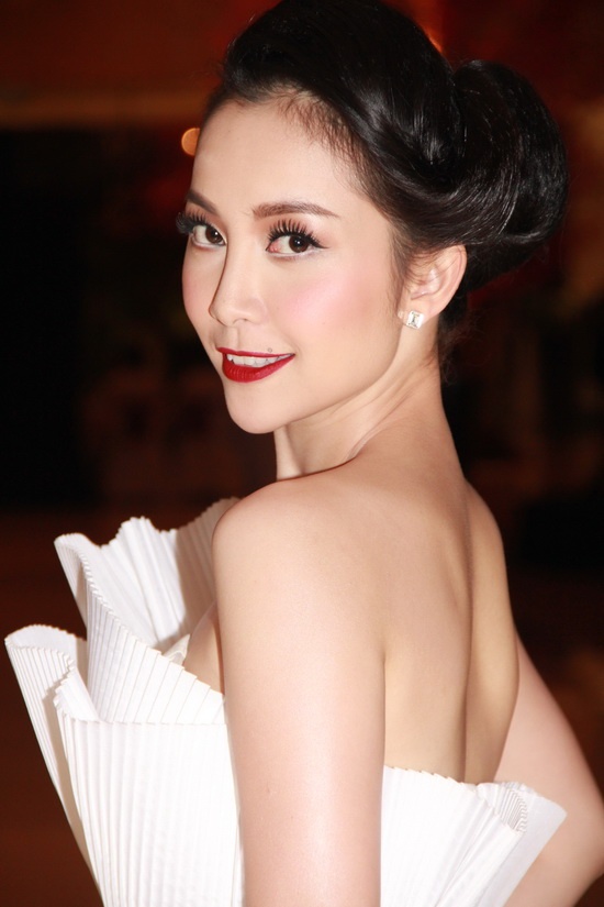 Phong cách chụp ảnh nghiêng dường như đã trở thành công thức của cô.