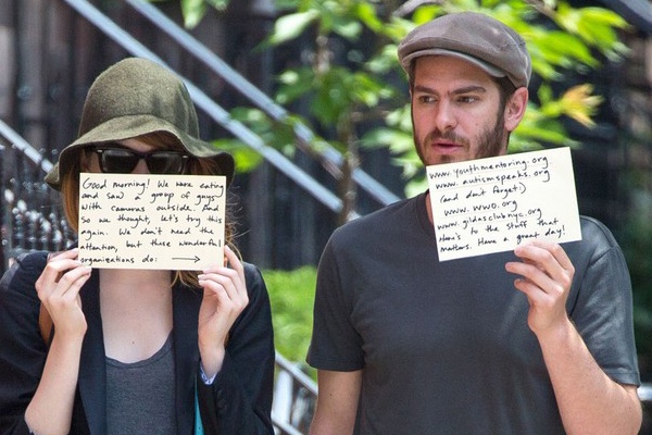 Cap doi 'Nguoi nhen' vua tron paparazzi vua lam tu thien hinh anh