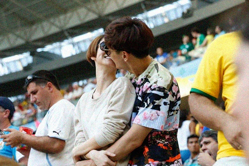 Sao Trung Quoc hon nhau say dam tren khan dai World Cup hinh anh