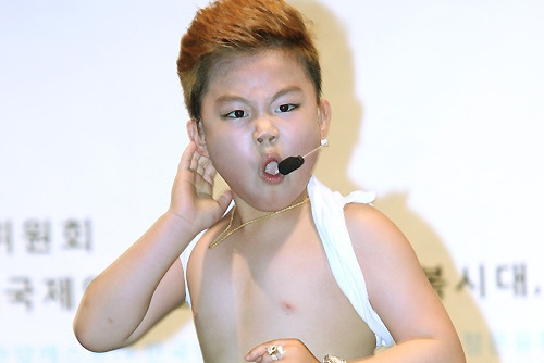 Psy nhi lot ao bieu dien hang say hinh anh