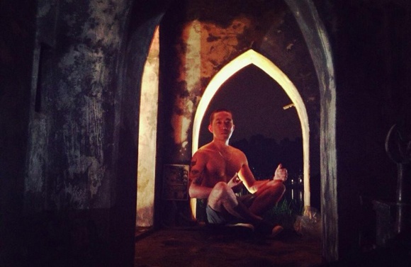 Le Hoang Nam boi ra Thap Rua luc nua dem hinh anh