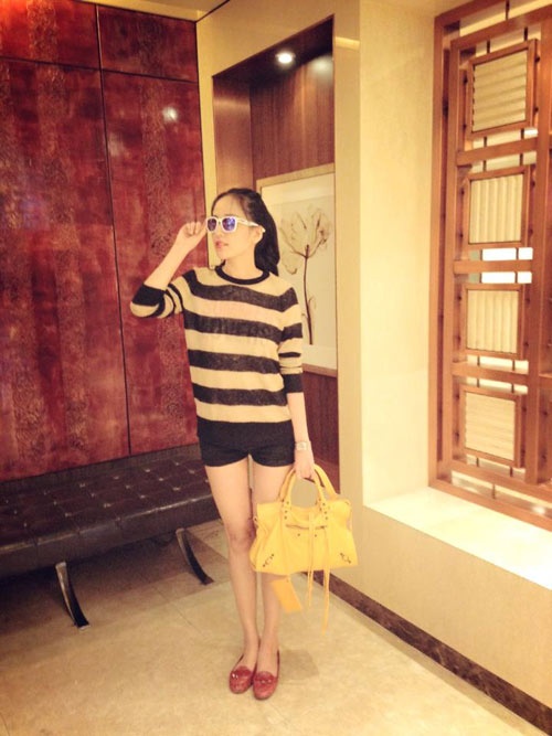 Người đẹp phối trang phục, phụ kiện ngày càng hiện đại và trẻ trung hơn, khác xa với hình ảnh sến sẩm trước đây.