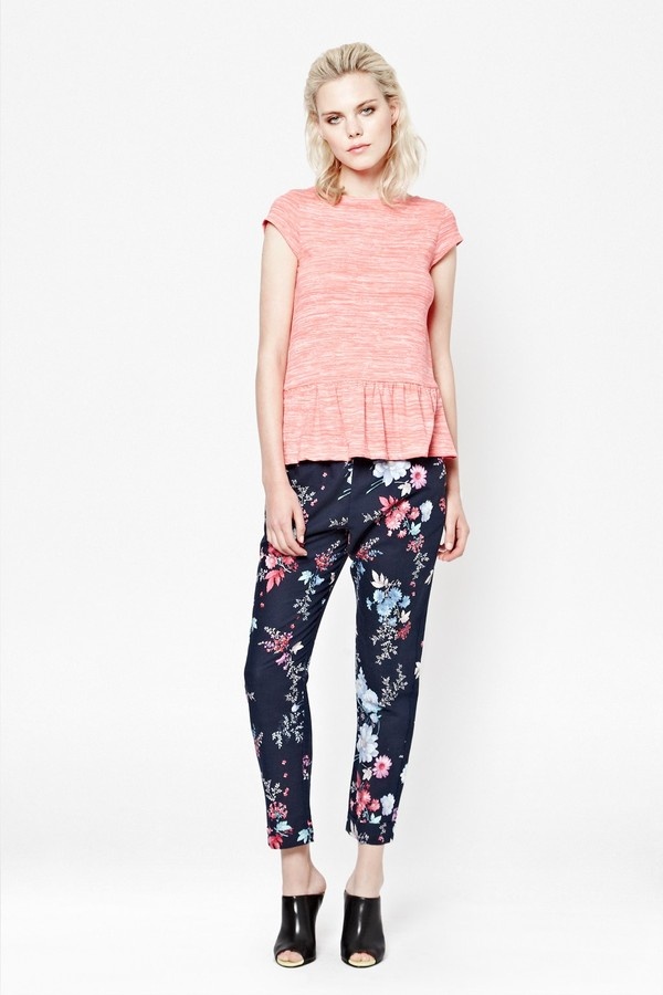 Đến từ thương hiệu FCUK, chiếc quần hoa này có thể khiến mọi cô nàng yêu ngay từ cái nhìn đầu tiên. Hoạ tiết hoa nhẹ nhàng, thưa thớt nhưng đầy nữ tính trên nền xanh navy tạo cảm giác thanh lịch, trẻ trung. Dáng quần ôm nhưng không bó, giúp bạn thấy thoải mái hơn khi diện vào những ngày hè. Giá của nó là 76 bảng, tương đương khoảng 2,6 triệu VNĐ.