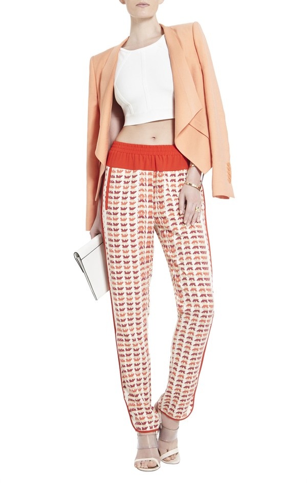 Với tone màu cam - trắng nhẹ nhàng, hoạ tiết xinh xắn và đường viền màu sắc, chiếc quần này của BCBG tạo cảm giác thật ngọt ngào và sinh động cho mọi cô nàng lựa chọn nó để diện đi làm. Giá của nó là khoảng 114$, tương đương 2,5 triệu VNĐ.