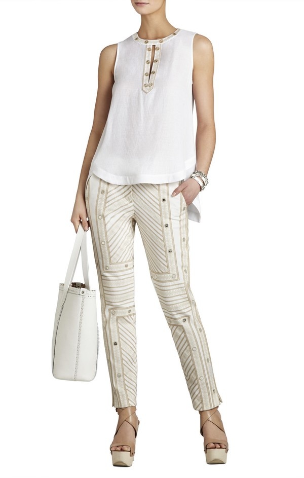 Với hoạ tiết Art Deco ấn tượng, gam màu trắng làm chủ đạo nhẹ nhàng, sang trọng, thiết kế này của BCBG dễ làm những cô nàng yêu phong cách quý phái, nhẹ nhàng cảm thấy xiêu lòng. Nó có giá 358$, tương đương 7,8 triệu VNĐ.