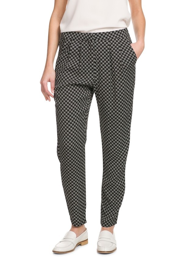 Dáng quần thụng với hoạ tiết nhẹ nhàng, gam màu tối này sẽ là lựa chọn hay cho những cô nàng muốn cặp chân mình nhìn nhỏ đi một chút. Đây là một thiết kế của Mango, nó có giá là 999 ngàn VNĐ.