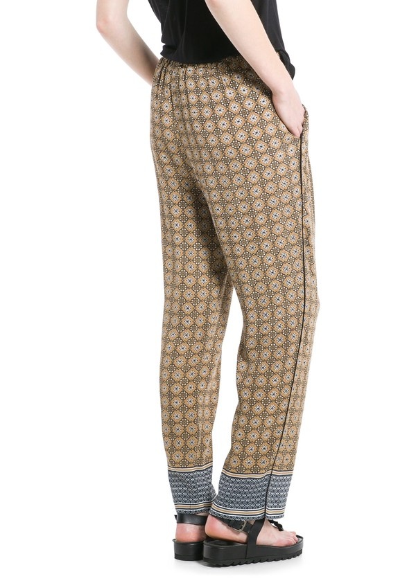 Cũng là dáng quần thụng, hoạ tiế tươi sáng, ấn tượng, chiếc quần này của Mango sẽ khiến các set đồ công sở nhàm chán của bạn trở nên nổi bật, thu hút hơn trong nháy mắt. Giá của nó là 999 ngàn VNĐ.