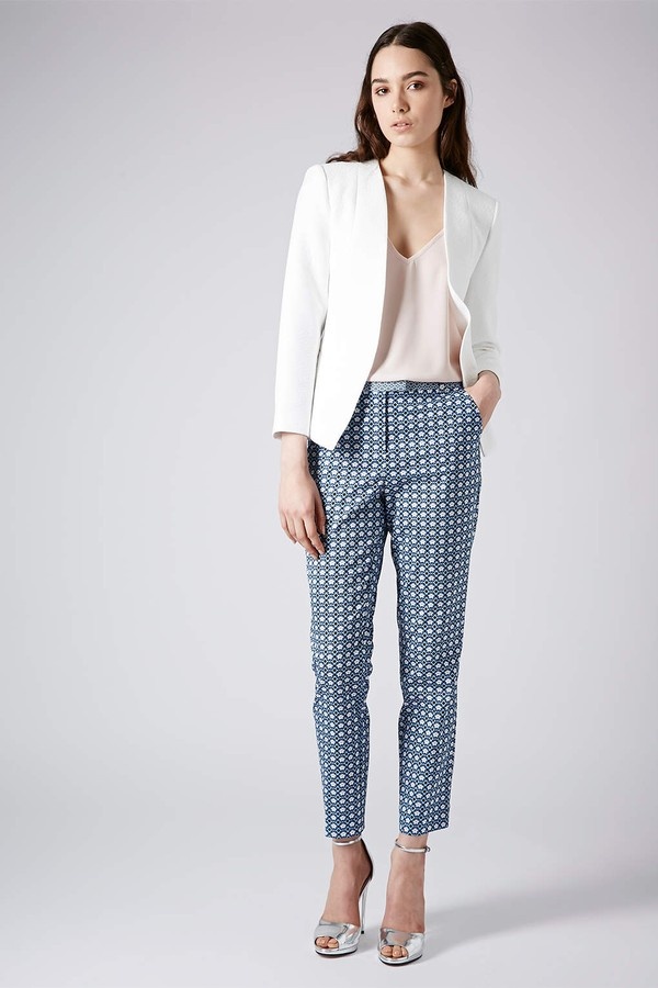 Một chiếc quần hoạ tiết tone xanh mát mắt đến từ Topshop, kiểu dáng ôm vừa phải, đủ tạo cảm giác thanh lịch và giúp người mặc thoải mái vận động trong mùa hè. Giá của nó là 42 bảng, tương đương khoảng 1,5 triệu VNĐ.