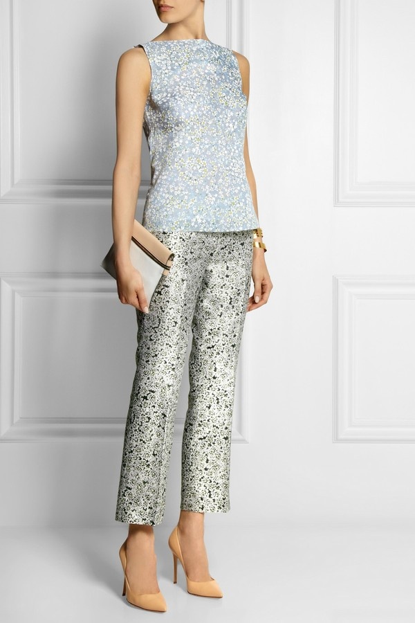 Nếu bạn không lo lắng quá nhiều về tiền bạc thì mẫu quần lụa được cắt may cẩn thận này của Tory Burch sẽ là một lựa chọn tuyệt vời. Chất vải lụa không chỉ thoáng mát, nhẹ nhàng mà còn cực kỳ sang trọng, hoạ tiết hoa cầu kỳ, quý phái. Giá của nó là 433$, tức là khoảng 9,2 triệu VNĐ.