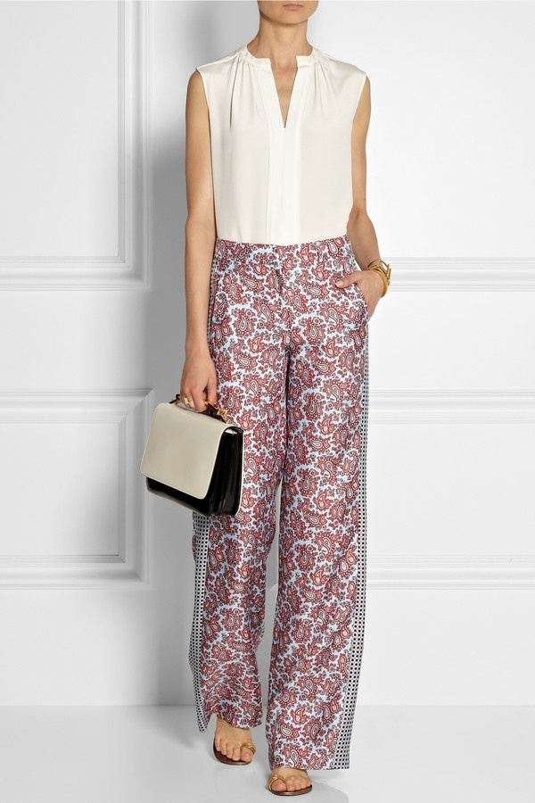 Nếu bạn muốn lựa chọn một chiếc quần ống rộng, hãy thử cho mình chiếc quần này của thương hiệu Michael Korrs. Hoạ tiết paisley sang trọng với hai đường chấm bi bắt mắt ở thân quần, chất liệu lụa nhẹ nhàng, thanh thoát và tuyệt đối mát mẻ. Chiếc quần này có giá 940$, tương đương 20,6 triệu VNĐ.