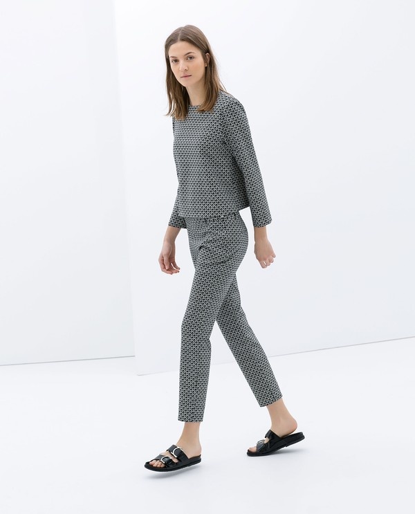 Cũng mang hoạ tiết nhỏ hài hoà với tone màu đen xám, đây là một lựa chọn dành riêng cho những cô nàng ưa vẻ cổ điển, đơn giản và nền nã. Chiếc quần Zara có giá 50$, tương đương khoảng 1,1 triệu VNĐ.