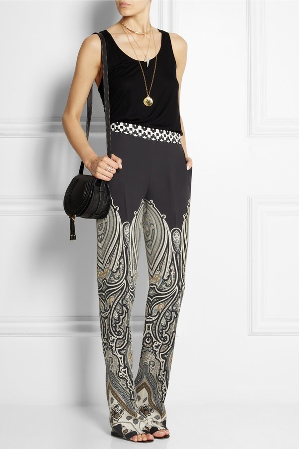 Một chiếc quần ống rộng, cạp cao với hoạ tiết cực kỳ ấn tượng của Etro. Chiếc quần này sẽ là lựa chọn hoàn hảo cho những cô nàng ưa sự cá tính, nổi loạn nhưng vẫn muốn 