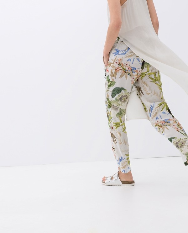 Hẳn là quần hoa sẽ mang tới nét tươi tắn, vui vẻ cho những set đồ công sở của bạn. Chiếc quần hoa Zara này cũng không phải là một ngoại lệ, hoạ tiết hoa nhẹ nhàng, mát mắt, chất liệu Vicose nhẹ nhàng, kiểu dáng rộng thông thoáng sẽ giúp bạn thấy thoải mái tuyệt đối trong những ngày hè oi bức. Giá của nó là 60$, tương đương khoảng 1,3triệu VNĐ.