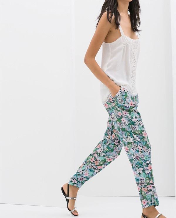 Cũng là quần hoạ tiết hoa, dáng thụng nhưng chất hoa dày, tạo cảm giác trẻ trung hơn cho người mặc. Chiếc quần này của Zara cũng đáng để bạn cân nhắc chọn mua cho tủ đồ hè. Giá của nó là 50$, tương đương khoảng 1,1 triệu VNĐ.