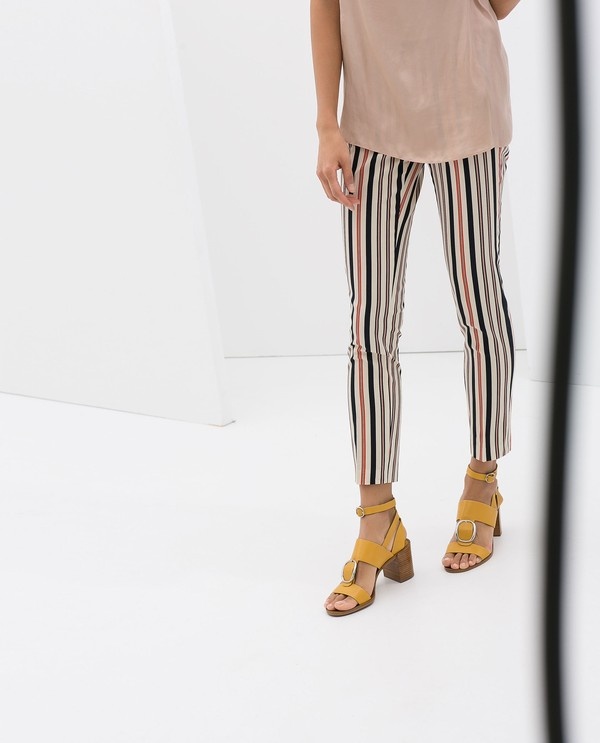 Cũng là quần kẻ nhưng chiếc quần Zara này sở hữu phom dáng ôm hơn. Gam màu lại tươi sáng, trẻ trung hơn vậy nên bạn có thể thoải mái phối với những món đồ khoẻ khoắn như áo thun hay áo sơ mi sát nách. Giá của nó là 40$, tương đương 880 ngàn VNĐ.