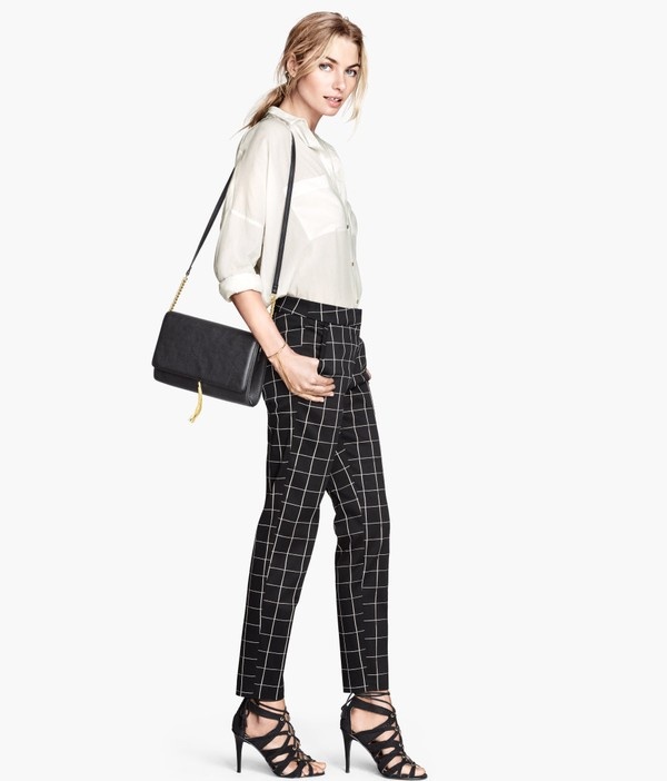 Nét cá tính của quần kẻ ô vuông sẽ là một chấm phá hay ho trong mùa hè. Tuy nhiên, những cô nàng chân ngắn nên lưu ý không lựa chọn kiểu quần này, những đường kẻ ngang dọc khắp quần sẽ khiến chân bạn ngắn đi đáng kể. Chiếc quần kẻ ô của H&M có dáng thụng nên tạo cảm giác mát mẻ, đường kẻ lại thanh mảnh, nhẹ nhàng rất hợp với công sở. Giá của nó là 25$, tương đương 550 ngàn VNĐ.