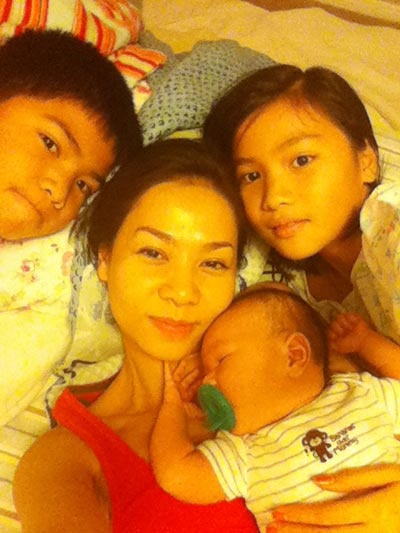 Thu Minh bên các con nuôi là con ruột của anh trai nữ ca sĩ.