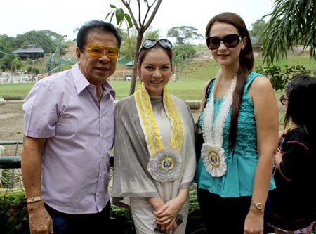 Cô và anh trai nuôi Chavit Singson (bên trái).