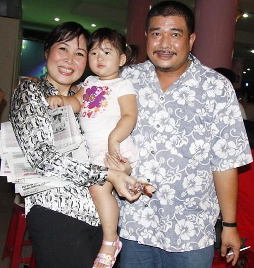 Nhưng tích cách của một người đàn ông bản lĩnh vẫn còn ở anh. Lê Tuấn Anh luôn có mặt giúp đỡ những người bạn cũ mỗi khi họ khó khăn, hoạn nạn. Tình cảm thắm thiết hiếm có này không phải dễ kiếm ở showbiz đầy rẫy sự cạnh tranh.