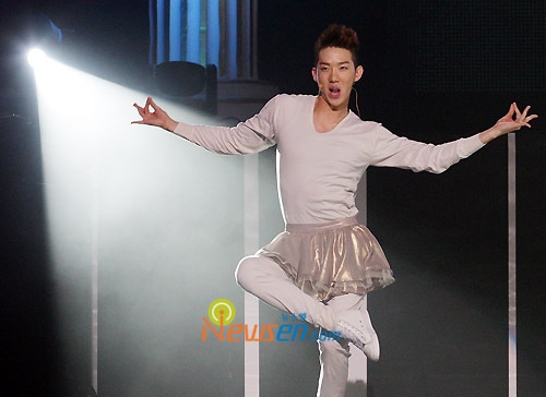 Jo Kwon sexy voi dieu nhay Abracadabra hinh anh