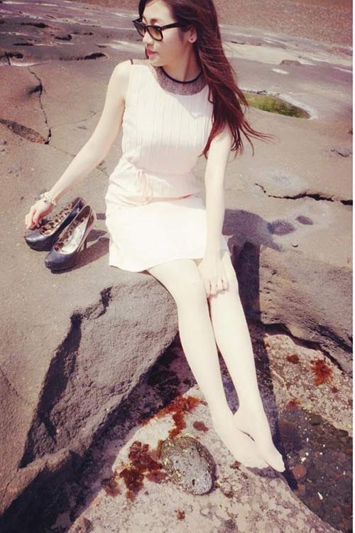 Những cô gái đẹp dịu dàng như á hậu Tú Anh, ngọc nữ Tăng Thanh Hà rất thích hợp với xì tai váy trắng này.