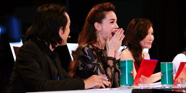 Khi làm giám khảo X Factor, Hà Hồ có thói quen khen đùi đẹp hay soi giới tính thí sinh