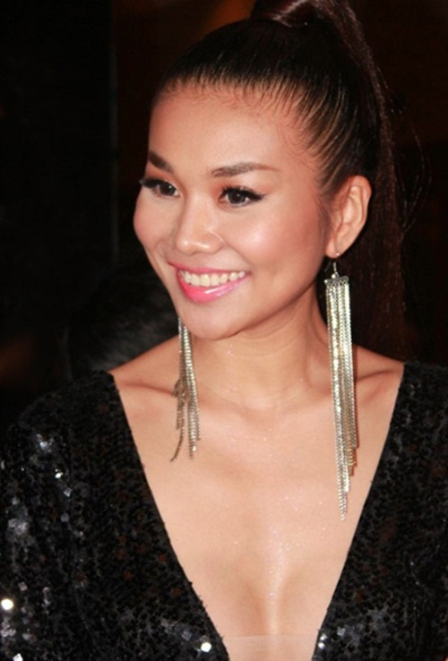 Diễn viên Thanh Hằng nổi bật với vẻ sang trọng cùng bộ váy xẻ sâu ngực. Ở phần cổ của chiếc váy có miếng lót giả màu da giúp trang phục của cô không bị xô lệch ngoài ý muốn.