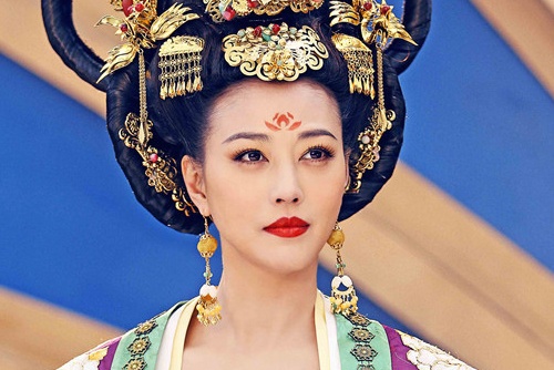 Chau Hai My bi to quyt tien nha hinh anh