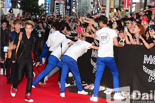 EXO lam tac nghen duong pho Han Quoc hinh anh