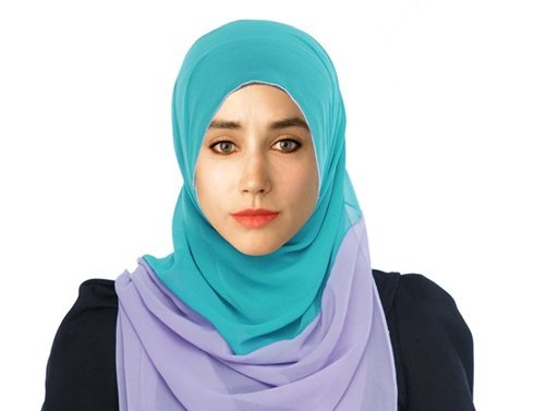 Phụ nữ Morocco kín đáo với khăn trùm đầu với khuôn mặt góc cạnh tự nhiên.