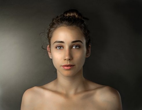 Phụ nữ Pakistan trông thật cuốn hút với đôi mắt trong xanh cùng đôi môi màu nude.