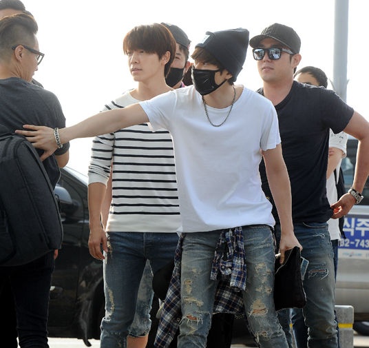 Eun Hyuk (SuJu) duoc ca ngoi vi cuu paparazzi hinh anh