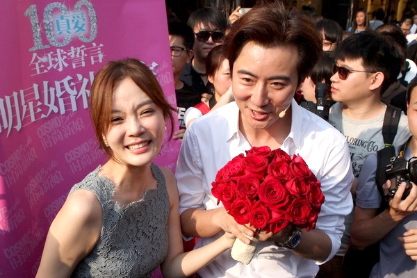 'Phi cong tre' khoc cau hon Chae Rim giua pho hinh anh