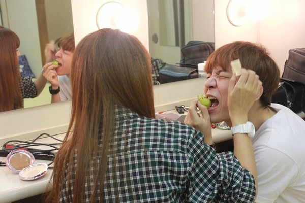 Và không quên cười đùa nhí nhảnh cùng nhau.