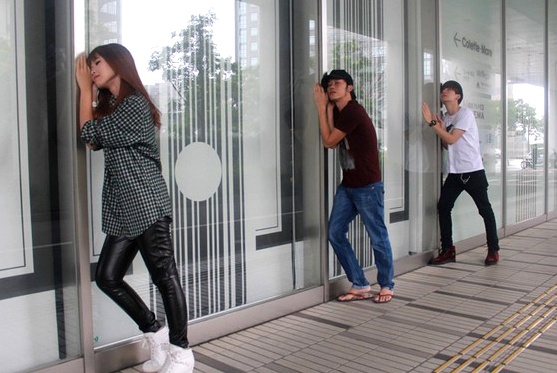 Khởi My và La Thăng chụp ảnh 