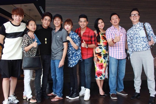 Đoàn nghệ sĩ Việt Nam sang Nhật Bản lưu diễn lúc nào cũng rộn ràng tiếng cười.