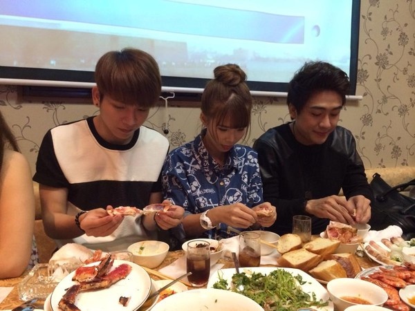 Ngay cả khi ngồi cùng cả đoàn vẫn phải ngồi chung với nhau, không tách rời.