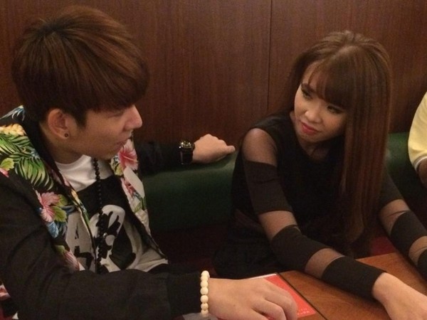 Nhìn nhau đắm đuối.