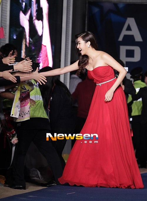 Nữ diễn viên Kang So Ra nổi bật với chiếc váy quây màu đỏ, khoe khéo đôi gò bồng đảo gợi cảm. Cô đào trông quyến rũ như một đóa hồng nhung trên thảm xanh.