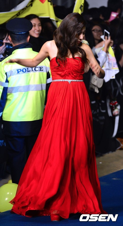 Khi đang bước trên thảm xanh, Kang So Ra bỗng gặp phải sự cố rách váy phía sau lưng.