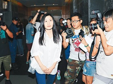 My nhan 'may mua' o toilet cong cong bi TVB duoi viec hinh anh