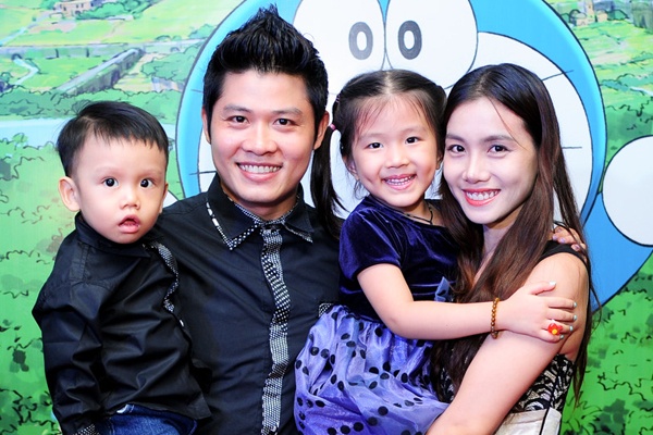 Vo chong Nguyen Van Chung tinh tu dua con di xem phim hinh anh