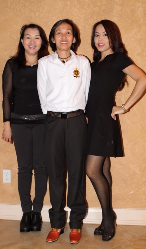 Ca sỹ Phương Trang chụp ảnh cùng hai anh chị