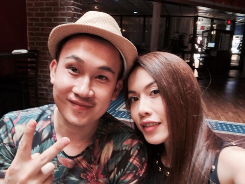 Ca sỹ Phương Trang chụp ảnh cùng nam ca sỹ Dương Triệu Vũ