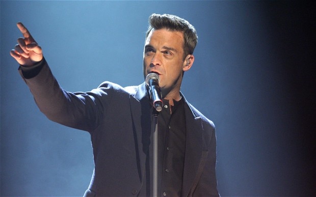 Robbie Williams trên sân khấu.