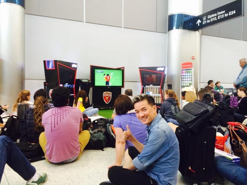 Đàm Vĩnh Hưng chăm chú xem bóng đá ngay tại sân bay.