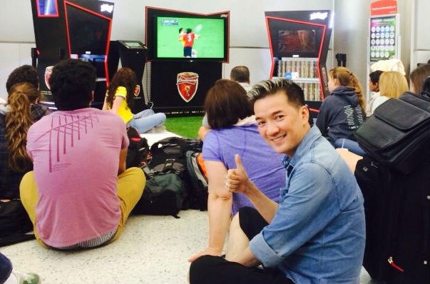 Dam Vinh Hung ngoi bet o san bay co vu Colombia hinh anh