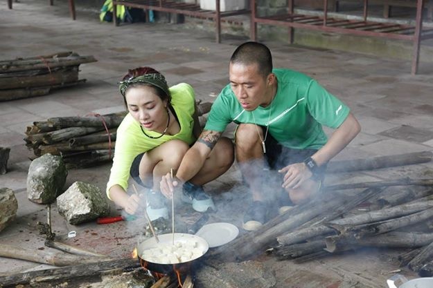 Hoàng Nam khéo léo trổ tài nấu nướng trong thử thách cuối chặng 1.