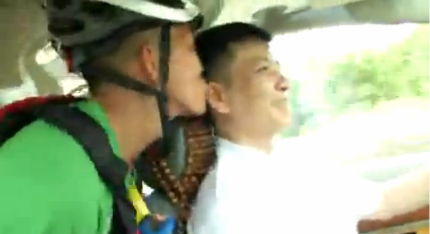 Hoang Nam (Cuoc dua ky thu) hon tai xe taxi hinh anh