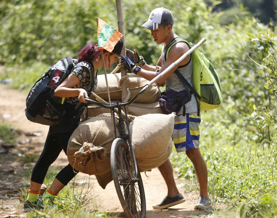 Xanh Lá chật vật với 4 bao gạo nặng 160 kg.